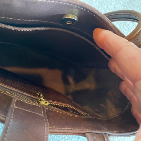 Authentic vintage Coach 9305 in rich mahogany glove-tanned leather. - Picture 5 of 7